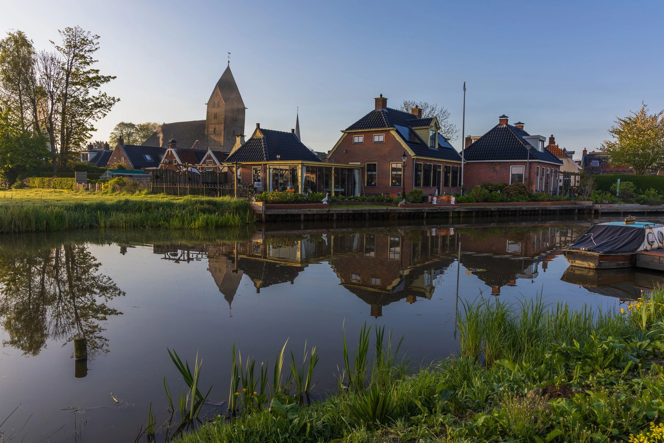 Nederlands waterfront met woningen en rustige uitstraling